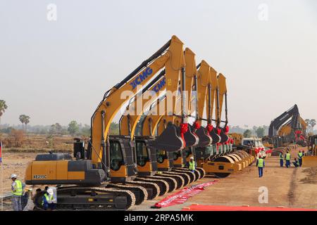 (190426) -- BEIJING, 26 avril 2019 (Xinhua) -- Machines en file pendant une cérémonie d'inauguration des travaux pour la construction d'une autoroute de 190 km qui s'étend de la capitale Phnom Penh à port en eau profonde province de Preah Sihanouk à Kampong Speu, Cambodge, 22 mars 2019. China Road and Bridge Corporation (CRBC) investit environ 2 milliards de dollars américains pour le projet, qui prendra 4 ans à être construite, à partir de mars 2019 à mars 2023. L'autoroute aura deux voies pour chaque sens et les véhicules peuvent se déplacer avec une vitesse de 100 km par heure. Du Cambodge à l'Éthiopie de Geor Banque D'Images