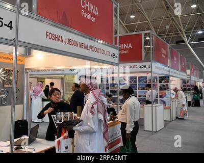 (190426) -- PÉKIN, 26 avril 2019 (Xinhua) -- visite du pavillon de la Chine à Saudi Build 2018 au Riyad International Convention & Exhibition Center à Riyad, Arabie Saoudite, le 22 octobre 2018. Du Cambodge à l’Éthiopie en passant par la Géorgie, les zones économiques et industrielles sont devenues une dimension de plus en plus importante de la coopération internationale dans le cadre de l’Initiative ceinture et route (BRI). S’exprimant lors d’un sous-forum jeudi dans le cadre du deuxième Forum Belt and Road pour la coopération internationale (BRF) en cours, de hauts fonctionnaires du monde entier ont appelé à une coopération plus étroite de la BRI pour faire Bett Banque D'Images