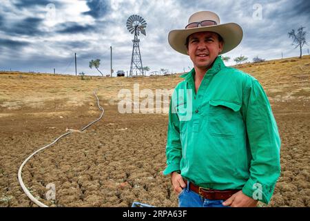 Grazier, James Walker sur sa ferme de moutons desséchée par la sécheresse dans le Queensland Banque D'Images