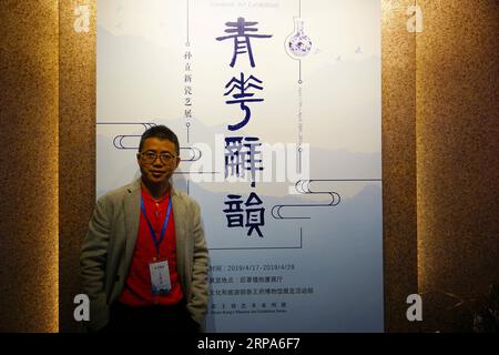 (190427) -- PÉKIN, 27 avril 2019 (Xinhua) -- l'artiste Sun Lixin pose pour une photo à l'exposition d'art céramique Sun Lixin qui s'est tenue dans la demeure du Prince Kung dans le district de Xicheng à Pékin, capitale de la Chine, le 27 avril 2019. Environ 60 pièces de porcelaine fabriquées ces dernières années par Sun Lixin, le seul de la quatrième génération de la famille à avoir hérité de la compétence de peinture bleu et blanc, sont exposées jusqu'en avril 28 dans le manoir du Prince Kung basé à Pékin. Une collection de peintures sur porcelaine bleu et blanc créées par Sun représentant l'ancienne route de la soie est également exposée pour faire écho à la ceinture et à la route Initi Banque D'Images