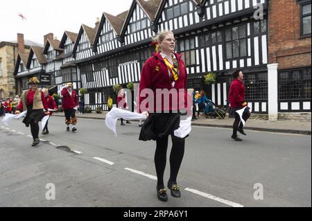 (190427) -- STRATFORD UPON AVON, le 27 avril 2019 -- des gens participent au défilé de célébration du 455e anniversaire de William Shakespeare à Stratford-upon-Avon, Grande-Bretagne, le 27 avril 2019.) BRITAIN-STRATFORD-UPON-AVON-WILLIAM SHAKESPEARE-ANNIVERSAIRES RAYXTANG PUBLICATIONXNOTXINXCHN Banque D'Images