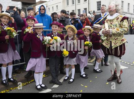 (190427) -- STRATFORD UPON AVON, le 27 avril 2019 -- des écoliers locaux se tiennent avec un acteur habillé en William Shakespeare pendant le défilé de célébration du 455e anniversaire de William Shakespeare à Stratford-upon-Avon, Grande-Bretagne, le 27 avril 2019.) BRITAIN-STRATFORD-UPON-AVON-WILLIAM SHAKESPEARE-ANNIVERSAIRES RAYXTANG PUBLICATIONXNOTXINXCHN Banque D'Images