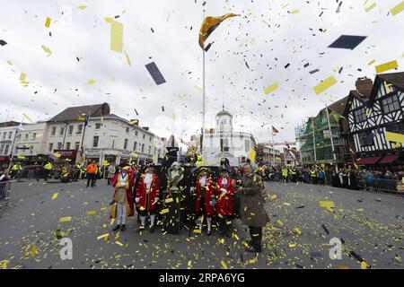 (190427) -- STRATFORD UPON AVON, le 27 avril 2019 -- des gens participent au défilé de célébration du 455e anniversaire de William Shakespeare à Stratford-upon-Avon, Grande-Bretagne, le 27 avril 2019.) BRITAIN-STRATFORD-UPON-AVON-WILLIAM SHAKESPEARE-ANNIVERSAIRES RAYXTANG PUBLICATIONXNOTXINXCHN Banque D'Images