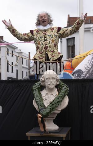 (190427) -- STRATFORD UPON AVON, le 27 avril 2019 -- un acteur habillé en William Shakespeare participe à la parade de célébration du 455e anniversaire de William Shakespeare à Stratford-upon-Avon, en Grande-Bretagne, le 27 avril 2019.) BRITAIN-STRATFORD-UPON-AVON-WILLIAM SHAKESPEARE-ANNIVERSAIRES RAYXTANG PUBLICATIONXNOTXINXCHN Banque D'Images