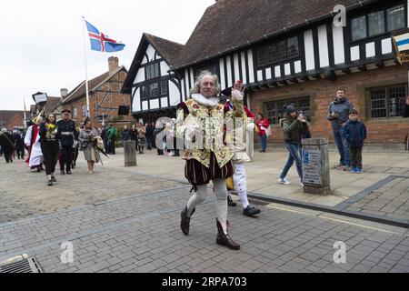 (190427) -- STRATFORD UPON AVON, le 27 avril 2019 -- un acteur habillé en William Shakespeare participe à la parade de célébration du 455e anniversaire de William Shakespeare à Stratford-upon-Avon, en Grande-Bretagne, le 27 avril 2019.) BRITAIN-STRATFORD-UPON-AVON-WILLIAM SHAKESPEARE-ANNIVERSAIRES RAYXTANG PUBLICATIONXNOTXINXCHN Banque D'Images