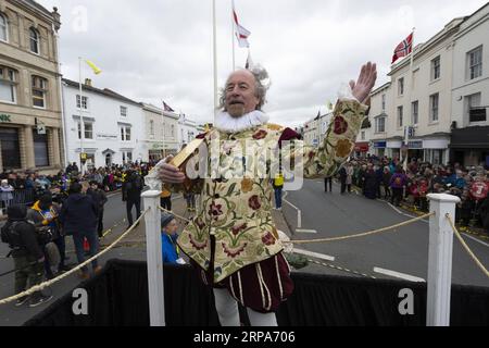 (190427) -- STRATFORD UPON AVON, le 27 avril 2019 -- un acteur habillé en William Shakespeare participe à la parade de célébration du 455e anniversaire de William Shakespeare à Stratford-upon-Avon, en Grande-Bretagne, le 27 avril 2019.) BRITAIN-STRATFORD-UPON-AVON-WILLIAM SHAKESPEARE-ANNIVERSAIRES RAYXTANG PUBLICATIONXNOTXINXCHN Banque D'Images