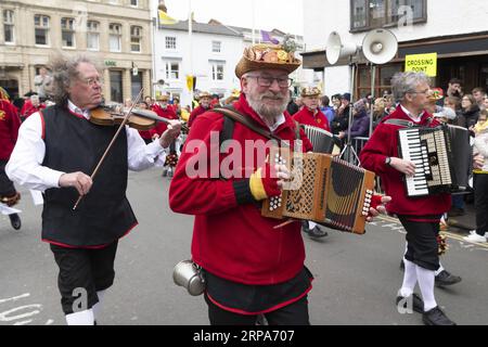 (190427) -- STRATFORD UPON AVON, le 27 avril 2019 -- des gens participent au défilé de célébration du 455e anniversaire de William Shakespeare à Stratford-upon-Avon, Grande-Bretagne, le 27 avril 2019.) BRITAIN-STRATFORD-UPON-AVON-WILLIAM SHAKESPEARE-ANNIVERSAIRES RAYXTANG PUBLICATIONXNOTXINXCHN Banque D'Images