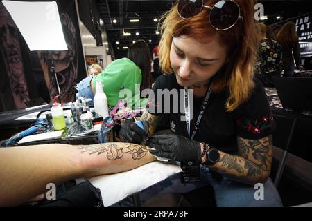 (190427) -- VARSOVIE, le 27 avril 2019 -- Un tatoueur travaille sur un client lors de la 4e édition des Warsaw Tattoo Days à Varsovie, en Pologne, le 27 avril 2019.) POLOGNE-VARSOVIE-TATOUAGE JaapxArriens PUBLICATIONxNOTxINxCHN Banque D'Images