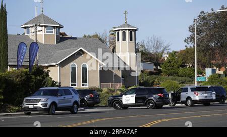 (190428) -- POWAY, 28 avril 2019 (Xinhua) -- des véhicules de police se rassemblent autour de la synagogue où une fusillade a eu lieu à Poway, Californie des États-Unis, le 27 avril 2019. Le suspect de la fusillade de la synagogue de samedi à San Diego, en Californie, a été identifié comme étant John Earnest, 19 ans, selon les autorités. Une personne est morte et trois autres ont été blessées dans la fusillade de la synagogue. Les blessés ont été emmenés au centre médical Palomar à Escondido. (Xinhua/Li Ying) US-POWAY-SYNAGOGUE SHOOTING PUBLICATIONxNOTxINxCHN Banque D'Images