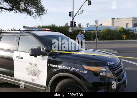 (190428) -- POWAY, 28 avril 2019 (Xinhua) -- Un véhicule de police est vu près de la synagogue où une fusillade a eu lieu à Poway, Californie des États-Unis, le 27 avril 2019. Le suspect de la fusillade de la synagogue de samedi à San Diego, en Californie, a été identifié comme étant John Earnest, 19 ans, selon les autorités. Une personne est morte et trois autres ont été blessées dans la fusillade de la synagogue. Les blessés ont été emmenés au centre médical Palomar à Escondido. (Xinhua/Li Ying) US-POWAY-SYNAGOGUE SHOOTING PUBLICATIONxNOTxINxCHN Banque D'Images