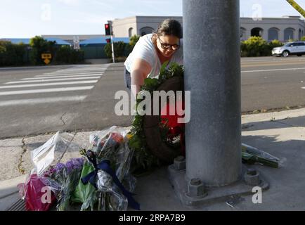 (190428) -- POWAY, 28 avril 2019 (Xinhua) -- Une femme dépose des fleurs près de la synagogue où une fusillade a eu lieu à Poway, Californie, le 27 avril 2019. Le suspect de la fusillade de la synagogue de samedi à San Diego, en Californie, a été identifié comme étant John Earnest, 19 ans, selon les autorités. Une personne est morte et trois autres ont été blessées dans la fusillade de la synagogue. Les blessés ont été emmenés au centre médical Palomar à Escondido. (Xinhua/Li Ying) US-POWAY-SYNAGOGUE SHOOTING PUBLICATIONxNOTxINxCHN Banque D'Images