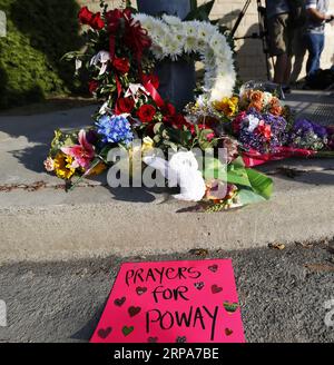 (190428) -- POWAY, 28 avril 2019 (Xinhua) -- des fleurs sont vues près de la synagogue où une fusillade a eu lieu à Poway, Californie des États-Unis, le 27 avril 2019. Le suspect de la fusillade de la synagogue de samedi à San Diego, en Californie, a été identifié comme étant John Earnest, 19 ans, selon les autorités. Une personne est morte et trois autres ont été blessées dans la fusillade de la synagogue. Les blessés ont été emmenés au centre médical Palomar à Escondido. (Xinhua/Li Ying) US-POWAY-SYNAGOGUE SHOOTING PUBLICATIONxNOTxINxCHN Banque D'Images