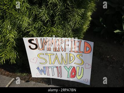 (190428) -- POWAY, 28 avril 2019 (Xinhua) -- Une affiche est vue près de la synagogue où une fusillade a eu lieu à Poway, Californie des États-Unis, le 27 avril 2019. Le suspect de la fusillade de la synagogue de samedi à San Diego, en Californie, a été identifié comme étant John Earnest, 19 ans, selon les autorités. Une personne est morte et trois autres ont été blessées dans la fusillade de la synagogue. Les blessés ont été emmenés au centre médical Palomar à Escondido. (Xinhua/Li Ying) US-POWAY-SYNAGOGUE SHOOTING PUBLICATIONxNOTxINxCHN Banque D'Images