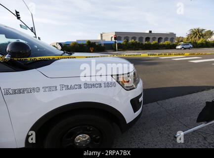 (190428) -- POWAY, 28 avril 2019 (Xinhua) -- Un véhicule de police est vu près de la synagogue où une fusillade a eu lieu à Poway, Californie des États-Unis, le 27 avril 2019. Le suspect de la fusillade de la synagogue de samedi à San Diego, en Californie, a été identifié comme étant John Earnest, 19 ans, selon les autorités. Une personne est morte et trois autres ont été blessées dans la fusillade de la synagogue. Les blessés ont été emmenés au centre médical Palomar à Escondido. (Xinhua/Li Ying) US-POWAY-SYNAGOGUE SHOOTING PUBLICATIONxNOTxINxCHN Banque D'Images