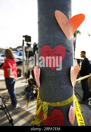 (190428) -- POWAY, 28 avril 2019 (Xinhua) -- des messages laissés par des personnes en deuil sont vus près de la synagogue où une fusillade a eu lieu à Poway, Californie des États-Unis, le 27 avril 2019. Le suspect de la fusillade de la synagogue de samedi à San Diego, en Californie, a été identifié comme étant John Earnest, 19 ans, selon les autorités. Une personne est morte et trois autres ont été blessées dans la fusillade de la synagogue. Les blessés ont été emmenés au centre médical Palomar à Escondido. (Xinhua/Li Ying) US-POWAY-SYNAGOGUE SHOOTING PUBLICATIONxNOTxINxCHN Banque D'Images