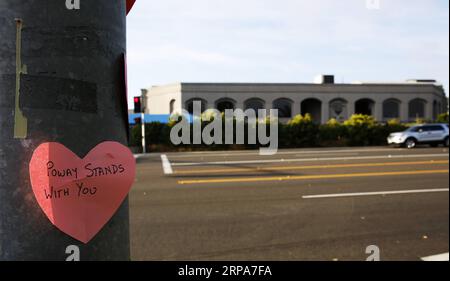 (190428) -- POWAY, 28 avril 2019 (Xinhua) -- Un message laissé par un pleureur est vu près de la synagogue où une fusillade a eu lieu à Poway, Californie des États-Unis, le 27 avril 2019. Le suspect de la fusillade de la synagogue de samedi à San Diego, en Californie, a été identifié comme étant John Earnest, 19 ans, selon les autorités. Une personne est morte et trois autres ont été blessées dans la fusillade de la synagogue. Les blessés ont été emmenés au centre médical Palomar à Escondido. (Xinhua/Li Ying) US-POWAY-SYNAGOGUE SHOOTING PUBLICATIONxNOTxINxCHN Banque D'Images