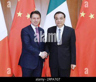 (190428) -- BEIJING, le 28 avril 2019 -- le premier ministre chinois Li Keqiang (R) rencontre le premier ministre italien Giuseppe Conte au Diaoyutai State Guesthouse à Beijing, capitale de la Chine, le 28 avril 2019.) CHINA-BEIJING-LI KEQIANG-ITALY-MEETING (CN) LIUXBIN PUBLICATIONXNOTXINXCHN Banque D'Images