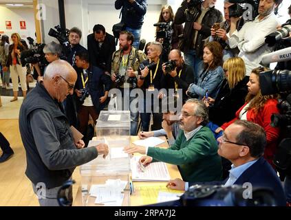 (190428) -- MADRID, 28 avril 2019 (Xinhua) -- Un homme jette son bulletin de vote dans un bureau de vote de Madrid, Espagne, le 28 avril 2019. Les bureaux de vote en Espagne ont ouvert dimanche à 09:00 h heure locale (0700 GTM) pour la troisième élection générale du pays en quatre ans. Près de 37 millions d'électeurs sont appelés à voter dans plus de 23 000 bureaux de vote situés dans des milliers de municipalités à travers l'Espagne. (Xinhua/Guo Qiuda) ESPAGNE-MADRID-ELECTIONS GÉNÉRALES PUBLICATIONxNOTxINxCHN Banque D'Images