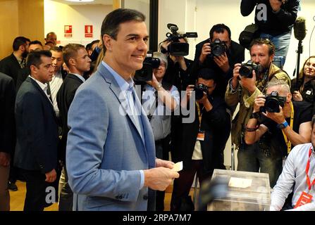 (190428) -- MADRID, 28 avril 2019 (Xinhua) -- le Premier ministre espagnol Pedro Sanchez se prépare à voter dans un bureau de vote de Madrid, Espagne, le 28 avril 2019. Les bureaux de vote en Espagne ont ouvert dimanche à 09:00 h heure locale (0700 GTM) pour la troisième élection générale du pays en quatre ans. Près de 37 millions d'électeurs sont appelés à voter dans plus de 23 000 bureaux de vote situés dans des milliers de municipalités à travers l'Espagne. (Xinhua/Guo Qiuda) ESPAGNE-MADRID-ELECTIONS GÉNÉRALES PUBLICATIONxNOTxINxCHN Banque D'Images