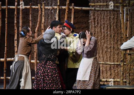 (190428) -- HARBIN, 28 avril 2019 (Xinhua) -- des acteurs jouent dans la pièce et Quiet Flows the Don au Harbin Grand Theater à Harbin, capitale de la province du Heilongjiang du nord-est de la Chine, le 28 avril 2019. La version scénique de la pièce et Quiet Flows the Don, adaptée du roman de l'écrivain russe Mikhail Sholokhov, a fait ses débuts en Chine dimanche. (Xinhua/Wang Song) CHINE-HEILONGJIANG-HARBIN-RUSSIAN PLAY-DEBUT (CN) PUBLICATIONxNOTxINxCHN Banque D'Images