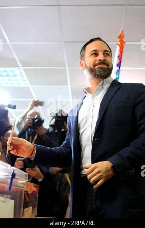 (190428) -- MADRID, le 28 avril 2019 -- Santiago Abascal, leader de Vox, a déposé son bulletin de vote dans un bureau de vote de Madrid, Espagne, le 28 avril 2019. Les bureaux de vote en Espagne ont ouvert dimanche à 09:00 h heure locale (0700 GTM) pour la troisième élection générale du pays en quatre ans. Près de 37 millions d'électeurs sont appelés à voter dans plus de 23 000 bureaux de vote situés dans des milliers de municipalités à travers l'Espagne. ESPAGNE-MADRID-ELECTIONS GÉNÉRALES JorgexGonzalezxMoreno PUBLICATIONxNOTxINxCHN Banque D'Images