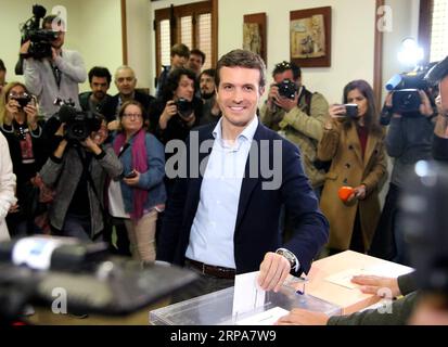 (190428) -- MADRID, 28 avril 2019 (Xinhua) -- Pablo Casado, chef du Parti populaire, a voté dans un bureau de vote de Madrid, Espagne, le 28 avril 2019. Les bureaux de vote en Espagne ont ouvert dimanche à 09:00 h heure locale (0700 GTM) pour la troisième élection générale du pays en quatre ans. Près de 37 millions d'électeurs sont appelés à voter dans plus de 23 000 bureaux de vote situés dans des milliers de municipalités à travers l'Espagne. (Xinhua/Edward F. Peters) ESPAGNE-MADRID-ELECTIONS GÉNÉRALES PUBLICATIONxNOTxINxCHN Banque D'Images