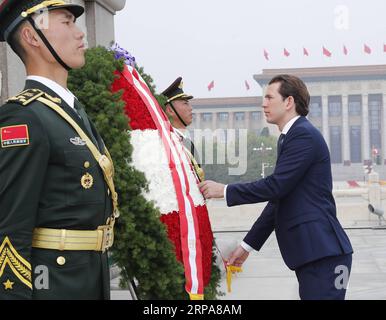 (190429) -- PÉKIN, le 29 avril 2019 -- le chancelier autrichien Sebastian Kurz dépose une gerbe au Monument aux héros du peuple sur la place Tian anmen à Pékin, capitale de la Chine, le 29 avril 2019.) CHINE-PÉKIN-CHANCELIER AUTRICHIEN-MONUMENT-TRIBUTE (CN) LIUXBIN PUBLICATIONXNOTXINXCHN Banque D'Images