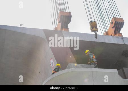 (190429) -- XIAMEN, 29 avril 2019 (Xinhua) -- des travailleurs sont vus sur le site d'installation de poutres-caissons du pont de Xixi sur le nouveau chemin de fer à grande vitesse Fuzhou-Xiamen à Xiamen, dans la province du Fujian du sud-est de la Chine, le 29 avril 2019. La première poutre-caisson a été installée ici lundi, marquant un progrès important dans la construction de la nouvelle ligne ferroviaire à grande vitesse Fuzhou-Xiamen. La nouvelle ligne de chemin de fer devrait être mise en service en 2022, avec une vitesse prévue de 350 kilomètres à l'heure. (Xinhua/Song Weiwei) CHINA-XIAMEN-RAILWAY CONSTRUCTION (CN) PUBLICATIONxNOTxINxCHN Banque D'Images