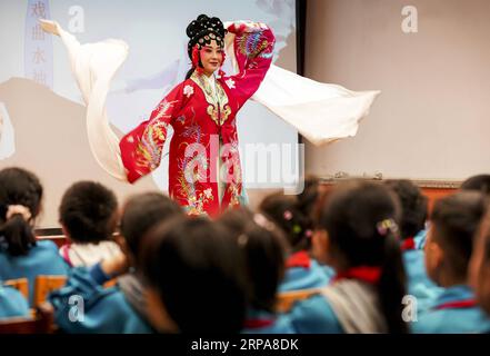 (190429) -- URUMQI, 29 avril 2019 (Xinhua) -- l'actrice He Nina se produit dans une école primaire à Urumqi, capitale de la région autonome ouïgoure du Xinjiang du nord-ouest de la Chine, le 25 avril 2019. Née dans une famille dédiée à l'opéra Qinqiang, un opéra folklorique chinois du nord-ouest de la Chine, l'actrice He Nina, âgée de 33 ans, a joué le rôle d'une jeune femme dans l'opéra d'une troupe d'opéra Qinqiang à Urumqi depuis 2005. Au-delà des théâtres, He Nina et ses collègues ont joué l'opéra dans les communautés et les écoles pour promouvoir la culture traditionnelle de l'opéra chinois. Les œuvres classiques de l'opéra de Qinqiang doivent être adaptées au moderne Banque D'Images