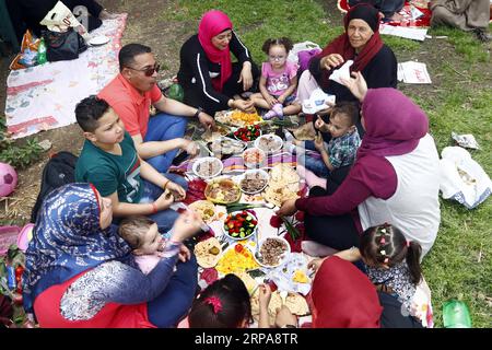 (190429) -- LE CAIRE, le 29 avril 2019 -- les gens pique-niquent pendant le Sham el-Nessim, une fête traditionnelle égyptienne marquant le début du printemps, au Caire, en Égypte, le 29 avril 2019. Les Égyptiens ont célébré lundi Sham el-Nessim, une fête égyptienne traditionnelle marquant le début du printemps. EGYPT-CAIRO-SHAM EL-NESSIM AhmedxGomaa PUBLICATIONxNOTxINxCHN Banque D'Images