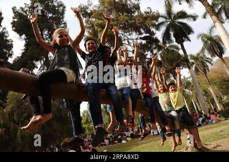 (190429) -- LE CAIRE, le 29 avril 2019 -- les gens célèbrent le Sham el-Nessim, une fête traditionnelle égyptienne marquant le début du printemps, au Caire, en Égypte, le 29 avril 2019. Les Égyptiens ont célébré lundi Sham el-Nessim, une fête égyptienne traditionnelle marquant le début du printemps. EGYPT-CAIRO-SHAM EL-NESSIM AhmedxGomaa PUBLICATIONxNOTxINxCHN Banque D'Images