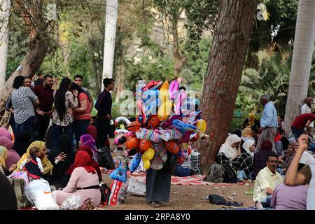 (190429) -- LE CAIRE, le 29 avril 2019 -- les gens célèbrent le Sham el-Nessim, une fête traditionnelle égyptienne marquant le début du printemps, au Caire, en Égypte, le 29 avril 2019. Les Égyptiens ont célébré lundi Sham el-Nessim, une fête égyptienne traditionnelle marquant le début du printemps. EGYPT-CAIRO-SHAM EL-NESSIM AhmedxGomaa PUBLICATIONxNOTxINxCHN Banque D'Images