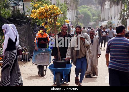 (190429) -- LE CAIRE, le 29 avril 2019 -- les gens célèbrent le Sham el-Nessim, une fête traditionnelle égyptienne marquant le début du printemps, au Caire, en Égypte, le 29 avril 2019. Les Égyptiens ont célébré lundi Sham el-Nessim, une fête égyptienne traditionnelle marquant le début du printemps. EGYPT-CAIRO-SHAM EL-NESSIM AhmedxGomaa PUBLICATIONxNOTxINxCHN Banque D'Images