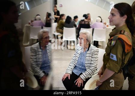 (190430) -- BEIJING, le 30 avril 2019 -- Un survivant de l'holocauste se prépare pour un événement commémoratif avant la Journée annuelle du souvenir de l'Holocauste, à tel Aviv, Israël, le 29 avril 2019.) PHOTOS XINHUA DU JOUR JINI/TOMERXNEUBERG PUBLICATIONXNOTXINXCHN Banque D'Images