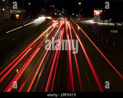 Munich, Allemagne. 04 septembre 2023. Les véhicules ne peuvent être vus que sous forme de traînées de lumière sur la route de la ville le matin (photographiés avec une longue exposition). L'IAA commence aujourd'hui à Munich. Crédit : Paul Zinken/dpa/Alamy Live News Banque D'Images