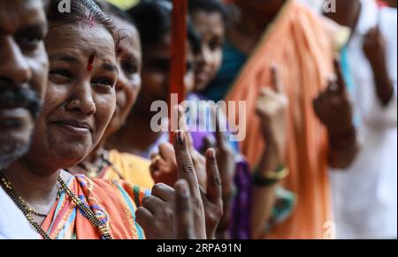 (190430) -- PÉKIN, 30 avril 2019 (Xinhua) -- les électeurs indiens montrent leurs doigts marqués à l'encre après avoir voté dans un bureau de vote à Mumbai, en Inde, le 29 avril 2019. (Xinhua/Stringer) PHOTOS XINHUA DU JOUR PUBLICATIONxNOTxINxCHN Banque D'Images