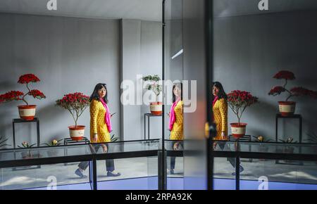 (190430) -- BEIJING, le 30 avril 2019 -- Une femme visite le jardin du Liaoning à l'exposition internationale horticole 2019 Beijing dans le district de Yanqing à Beijing, capitale de la Chine, le 29 avril 2019. L'expo a ouvert au public lundi. ) PHOTOS XINHUA DU JOUR ShenxBohan PUBLICATIONxNOTxINxCHN Banque D'Images