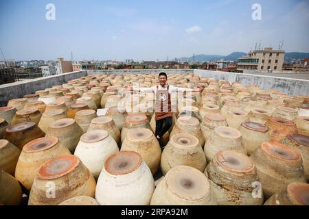 (190430) -- PÉKIN, 30 avril 2019 (Xinhua) -- Wu Huaqing montre des bocaux qu'il a ramassés pour faire de la sauce soja dans son entreprise à Quanzhou, dans la province du Fujian du sud-est de la Chine, le 29 avril 2019. (Xinhua/Lai Jincai) PHOTOS XINHUA DU JOUR PUBLICATIONxNOTxINxCHN Banque D'Images