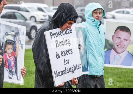 (190430) -- PÉKIN, le 30 avril 2019 -- des manifestants sont vus devant le James Simpson Theater dans le Field Museum of Natural History, où Boeing tient son assemblée annuelle des actionnaires, à Chicago, aux États-Unis, le 29 avril 2019.) PHOTOS XINHUA DU JOUR JoelxLerner PUBLICATIONxNOTxINxCHN Banque D'Images