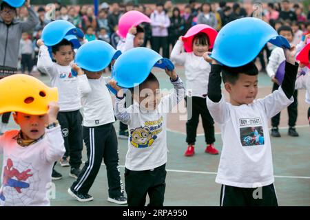 (190430) -- BEIJING, 30 avril 2019 (Xinhua) -- des enfants de maternelle participent à un jeu parent-enfant dans le district de Mentougou à Beijing, capitale de la Chine, le 29 avril 2019. (Xinhua/Hou Jiqing) CHINE-PÉKIN-JEU PARENT-ENFANT (CN) PUBLICATIONxNOTxINxCHN Banque D'Images