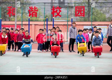 (190430) -- BEIJING, 30 avril 2019 (Xinhua) -- des enfants de maternelle participent à un jeu parent-enfant dans le district de Mentougou à Beijing, capitale de la Chine, le 29 avril 2019. (Xinhua/Hou Jiqing) CHINE-PÉKIN-JEU PARENT-ENFANT (CN) PUBLICATIONxNOTxINxCHN Banque D'Images