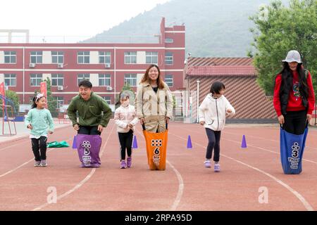 (190430) -- BEIJING, 30 avril 2019 (Xinhua) -- des enfants de maternelle et leurs parents participent à un jeu parent-enfant dans le district de Mentougou à Beijing, capitale de la Chine, le 29 avril 2019. (Xinhua/Hou Jiqing) CHINE-PÉKIN-JEU PARENT-ENFANT (CN) PUBLICATIONxNOTxINxCHN Banque D'Images