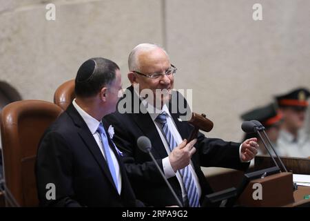 (190430) -- JÉRUSALEM, le 30 avril 2019 -- le président israélien Reuven Rivlin (2e L) assiste à une cérémonie inaugurant la 21e Knesset d Israël à Jérusalem, le 30 avril 2019. Le Parlement israélien nouvellement élu, ou Knesset, a prêté serment mardi, trois semaines après les élections du 9 avril. MIDEAST-JÉRUSALEM-ISRAËL-LA NOUVELLE KNESSET-INAUGURATION JINI PUBLICATIONXNOTXINXCHN Banque D'Images