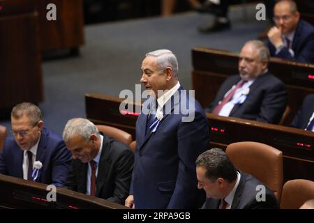 190430 -- JÉRUSALEM, le 30 avril 2019 -- le Premier ministre israélien Benjamin Netanyahu 2e R, Front assiste à une cérémonie inaugurant la 21e Knesset israélienne à Jérusalem, le 30 avril 2019. Le Parlement israélien nouvellement élu, ou Knesset, a prêté serment mardi, trois semaines après les élections du 9 avril. MIDEAST-JÉRUSALEM-ISRAËL-LA NOUVELLE KNESSET-INAUGURATION JINI PUBLICATIONXNOTXINXCHN Banque D'Images