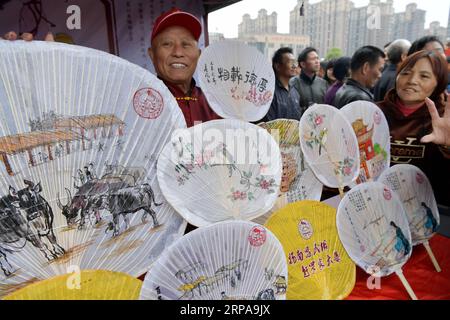 (190501) -- NANCHANG, 1 mai 2019 (Xinhua) -- un artiste local présente des fans lors d'une foire touristique ouverte avant les vacances du 1er mai à Nanchang, dans la province de Jiangxi, dans l'est de la Chine, le 30 avril 2019. (Xinhua/Peng Zhaozhi) CHINA-NANCHANG-MAY DAY HOLIDAY (CN) PUBLICATIONxNOTxINxCHN Banque D'Images