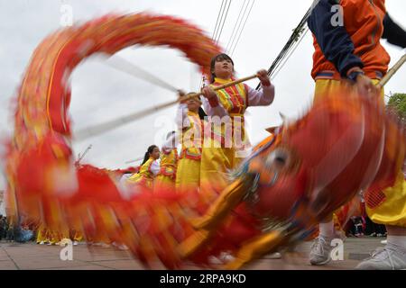 (190501) -- NANCHANG, 1 mai 2019 (Xinhua) -- des artistes interprètent une danse du dragon lors d'une foire touristique ouverte avant les vacances du 1er mai à Nanchang, dans la province du Jiangxi, dans l'est de la Chine, le 30 avril 2019. (Xinhua/Peng Zhaozhi) CHINA-NANCHANG-MAY DAY HOLIDAY (CN) PUBLICATIONxNOTxINxCHN Banque D'Images