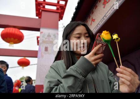 (190501) -- NANCHANG, 1 mai 2019 (Xinhua) -- Un touriste prend des photos d'une figurine de pâte lors d'une foire touristique ouverte avant les vacances du 1er mai à Nanchang, dans la province du Jiangxi, dans l'est de la Chine, le 30 avril 2019. (Xinhua/Peng Zhaozhi) CHINA-NANCHANG-MAY DAY HOLIDAY (CN) PUBLICATIONxNOTxINxCHN Banque D'Images