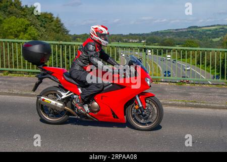 2017 Honda VFR 800 F-H V four EU4 Rouge moto Sports Tourer essence 782 cc. Motos Honda VFR800F traversant le pont autoroutier dans le Grand Manchester, Royaume-Uni Banque D'Images