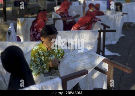 (190501) -- YOGYAKARTA, le 1 mai 2019 -- des élèves du premier cycle du secondaire participent à un atelier sur le batik pendant la semaine d'éducation Jogja 2019 au musée fort Vredeburg à Yogyakarta, Indonésie, le 1 mai 2019.) INDONÉSIE-YOGYAKARTA-BATIK ATELIER Supriyanto PUBLICATIONxNOTxINxCHN Banque D'Images