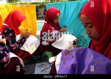 (190501) -- YOGYAKARTA, le 1 mai 2019 -- des élèves du premier cycle du secondaire participent à un atelier sur le batik pendant la semaine d'éducation Jogja 2019 au musée fort Vredeburg à Yogyakarta, Indonésie, le 1 mai 2019.) INDONÉSIE-YOGYAKARTA-BATIK ATELIER Supriyanto PUBLICATIONxNOTxINxCHN Banque D'Images